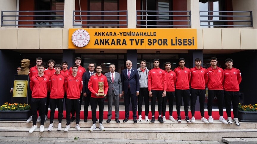 Bakan Tekin, dünya şampiyonu voleybolcularla Ankara TVF Spor Lisesi’nde buluştu