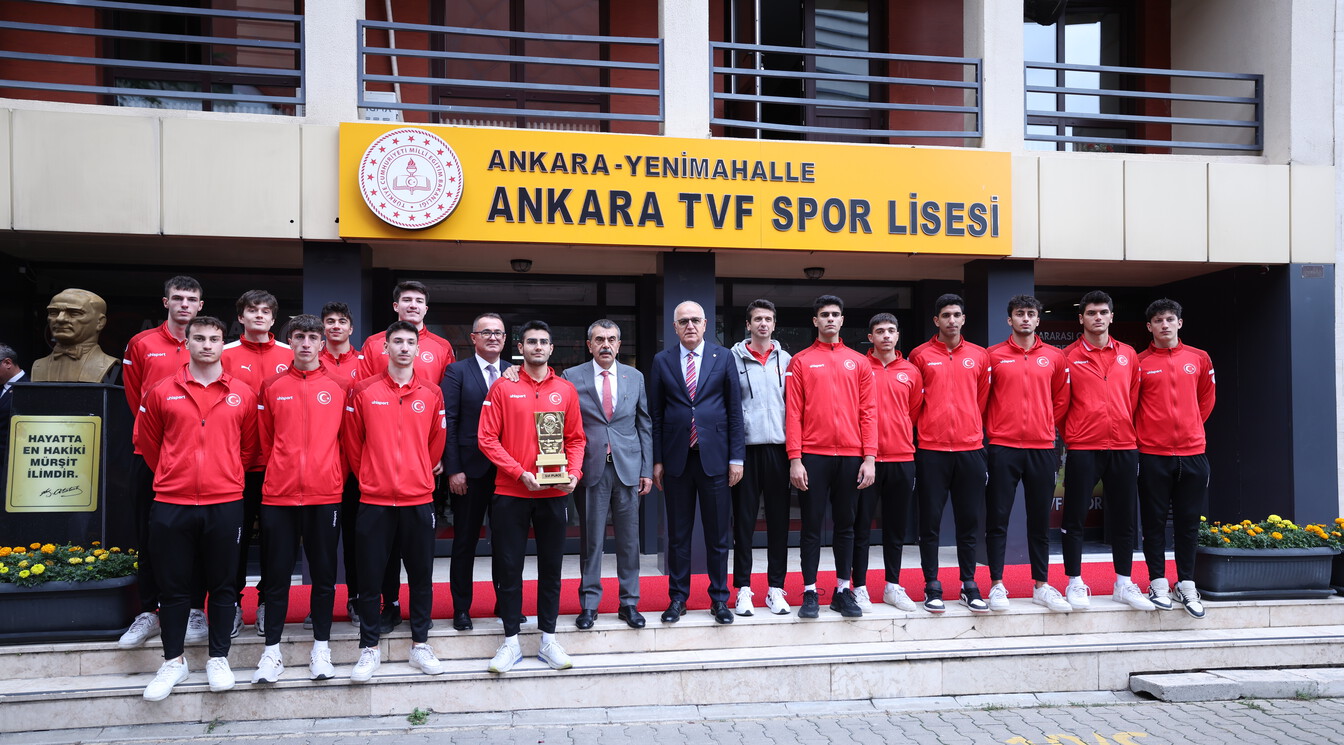 Bakan Tekin şampiyon TVF Spor Lisesi’nde: Benzer okullar başka illerde de açılabilir
