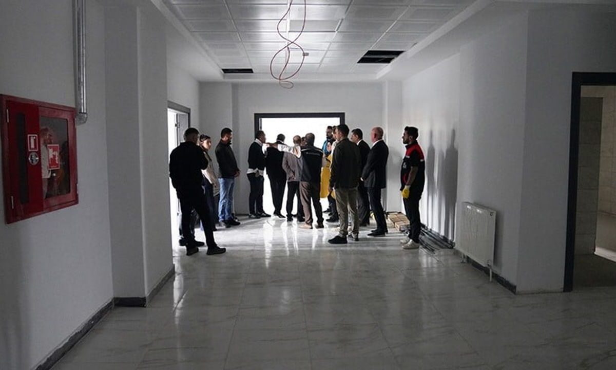 Rektör Çakmak yeni spor bilimleri hizmet binasının eğitim ve spor altyapısını inceledi