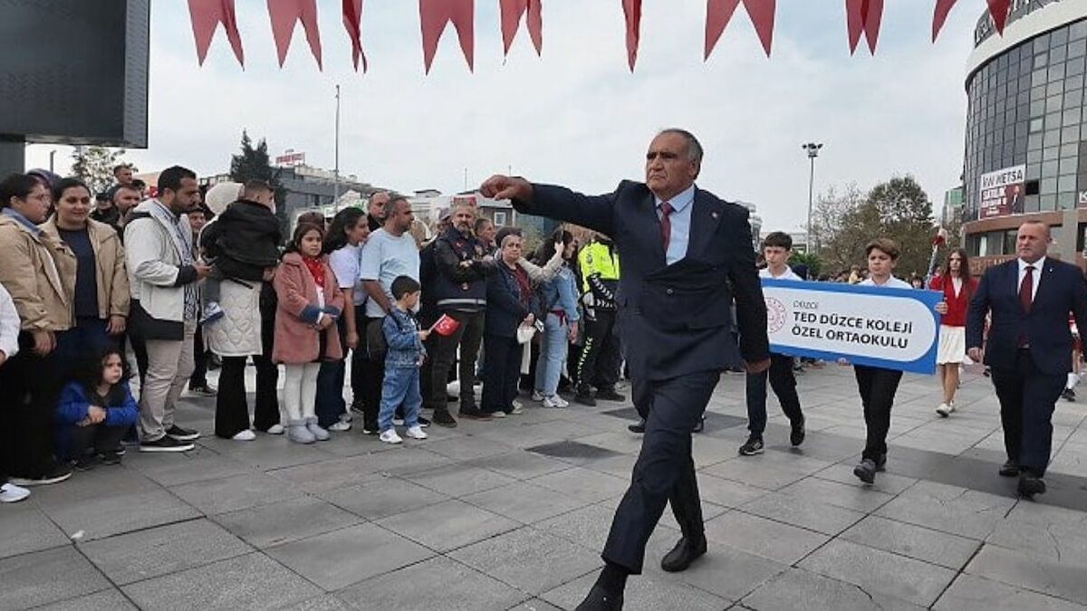 Beden eğitimi öğretmeninin 29 Ekim yürüyüşü sosyal medyada gündem oldu