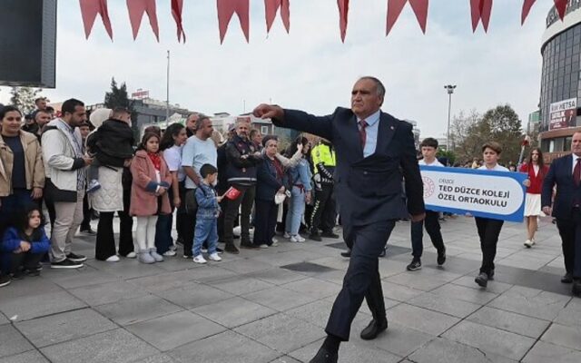 Beden eğitimi öğretmeninin 29 Ekim yürüyüşü sosyal medyada gündem oldu