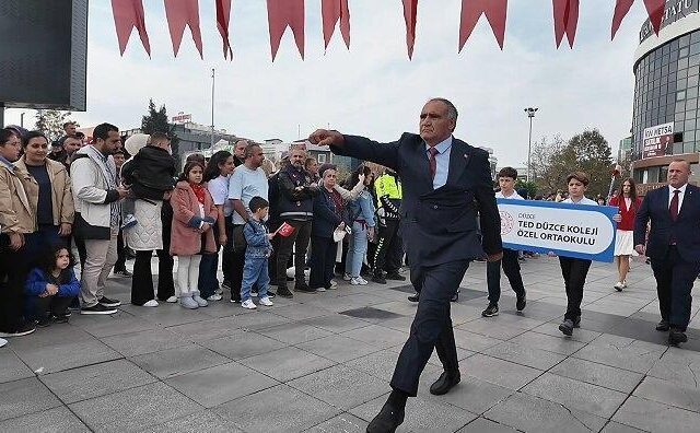 Beden eğitimi öğretmeninin tören yürüyüşü alkış topladı