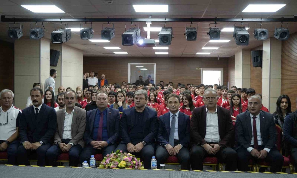 Ertuğrul Sağlam, Gümüşhane Spor Lisesi öğrencilerine ahlak ve başarı tavsiyesi verdi
