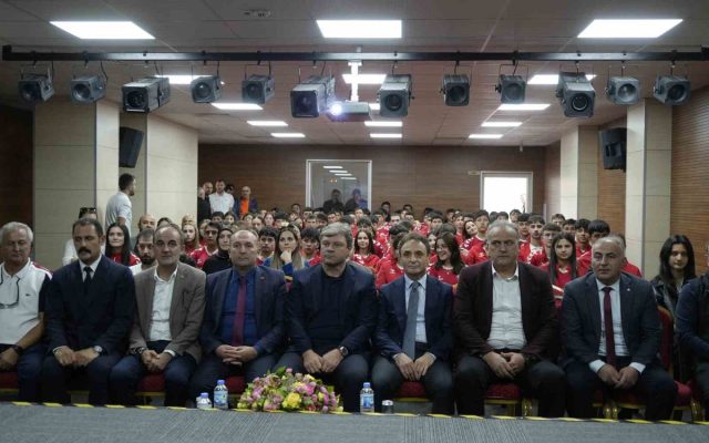 Ertuğrul Sağlam, Gümüşhane Spor Lisesi öğrencilerine ahlak ve başarı tavsiyesi verdi