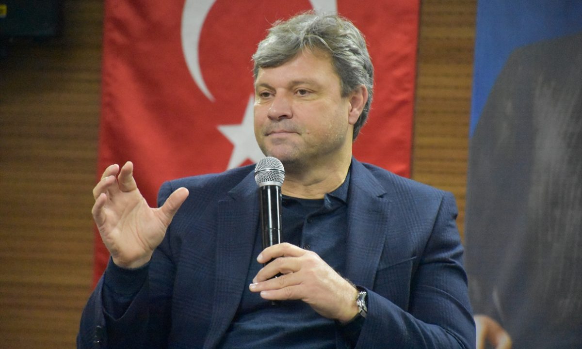 Ertuğrul Sağlam Gümüşhane’de spor lisesi öğrencilerine akademik başarı uyarısı yaptı
