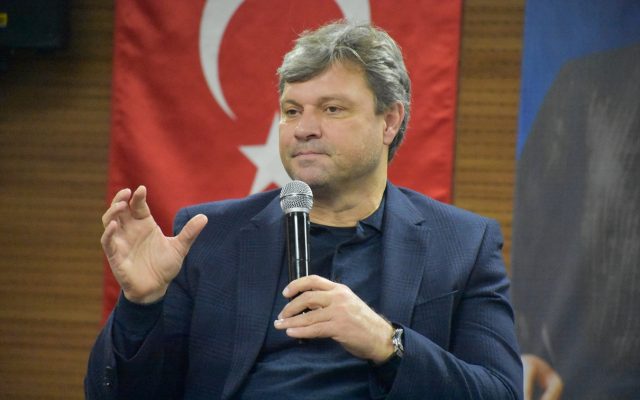 Ertuğrul Sağlam Gümüşhane’de spor lisesi öğrencilerine akademik başarı uyarısı yaptı