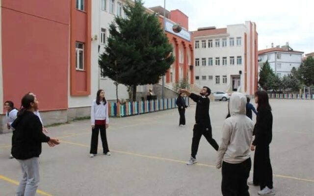 Görme engelli Abdülkadir, 11 yıl önce mezun olduğu ortaokula beden eğitimi öğretmeni oldu