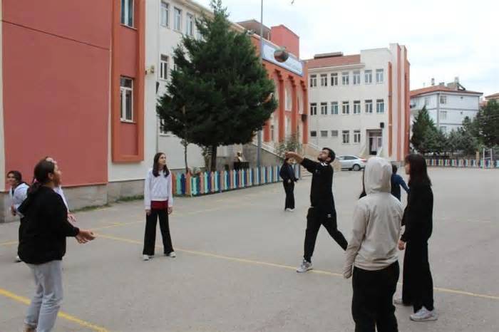Görme engelli Abdülkadir, 11 yıl önce mezun olduğu ortaokula beden eğitimi öğretmeni oldu