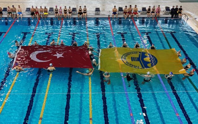 Havuzda Cumhuriyet coşkusu