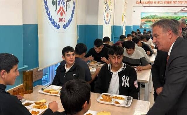 Kaya Öğrencilerle Aynı Sofrayı Paylaştı