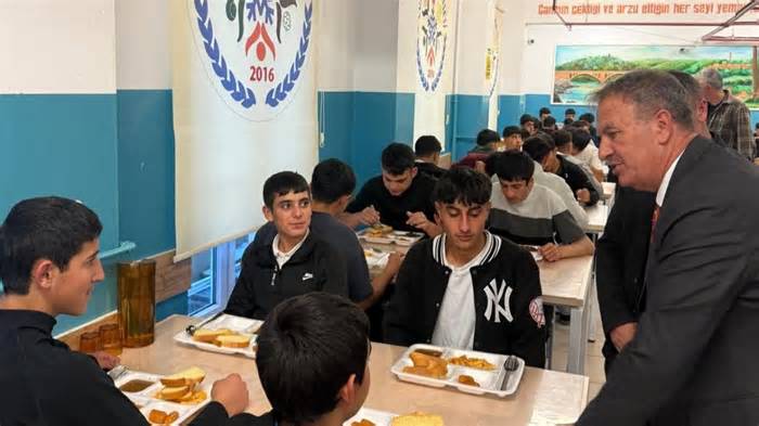 Kaya Öğrencilerle Aynı Sofrayı Paylaştı