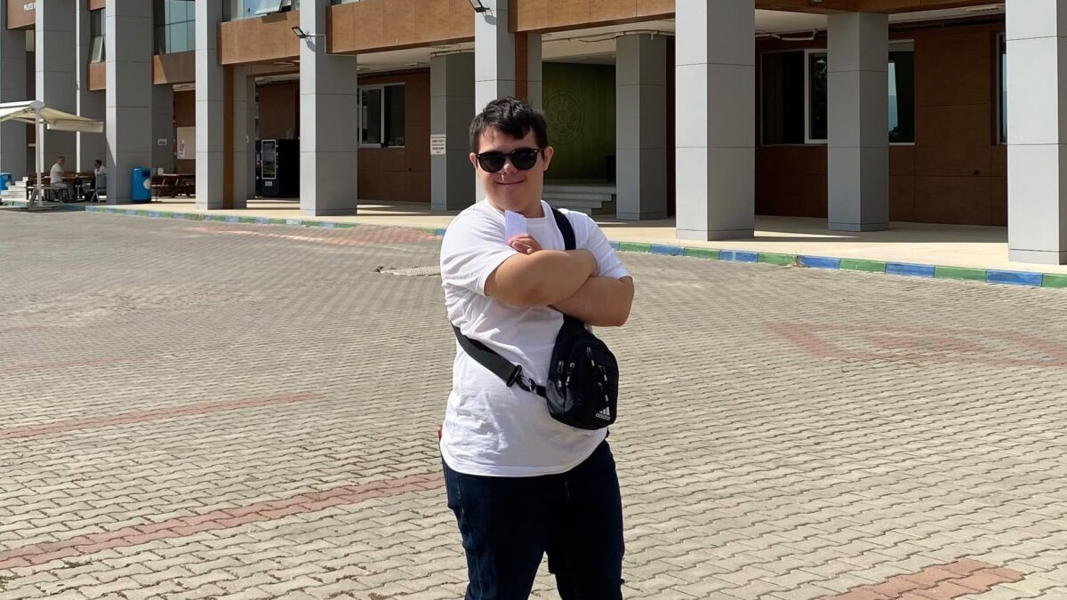 Masa tenisi dünya 3’üncüsü Işık, antrenörlük bölümünün ilk ve tek Down sendromlu öğrencisi